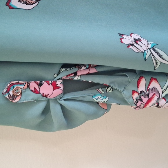 Candie's Dusty Green Floral Blouse Size Medium - Picture 4 of 11